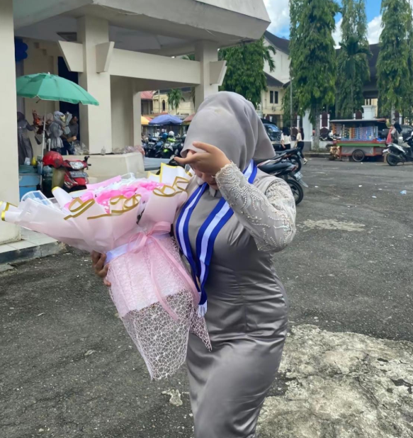 Kebaya Abu Abu Viral SMP