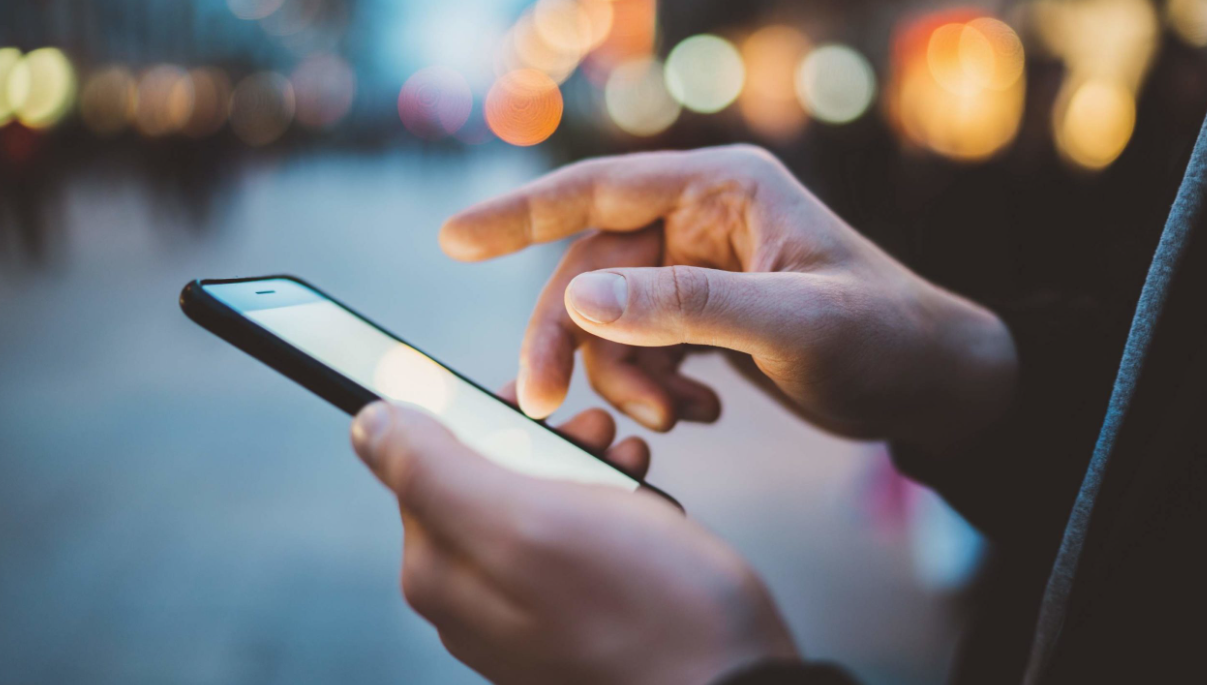 Terjemahkan Send a Pro Gift to Friends and Unlock Free Pro Together dari Inggris