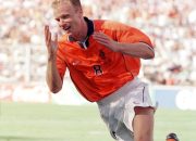 Di FIFA World Cup 1998 di Babak Mana Dennis Bergkamp Mencetak Gol Terkenalnya ke Gawang Argentina?