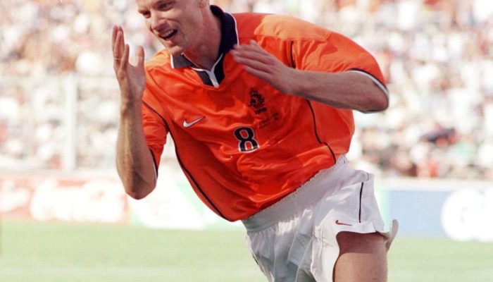 Di FIFA World Cup 1998 di Babak Mana Dennis Bergkamp Mencetak Gol Terkenalnya ke Gawang Argentina? Jawaban Benar